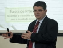 Alvaro Camargo palestrando no Hospital Albert Einstein